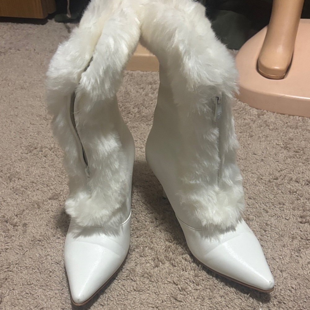 Elegant White Fur-Trimmed Women's Boots